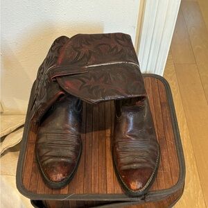 Men’s cowboy boots 🤠